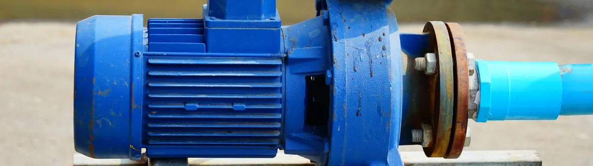 Bomba d'água azul conectada a tubulação