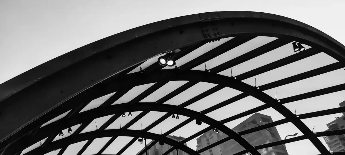 Cobertura curva de aço e vidro da Estação Brooklin, em preto e branco