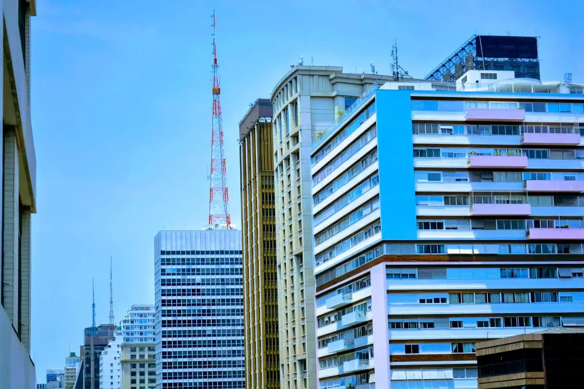 Edifícios da Avenida Paulista em tons de azul contra o céu, em São Paulo
