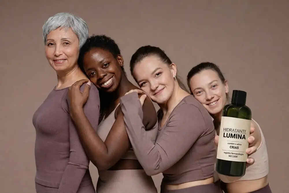 Modelos de diferentes idades e etnias segurando o Hidratante LUMINA
